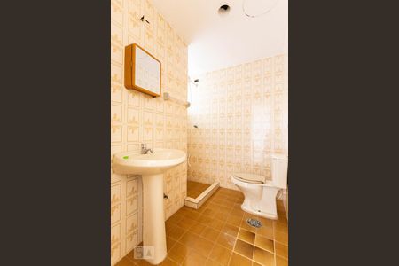 Banheiro de apartamento para alugar com 1 quarto, 40m² em Passo da Areia, Porto Alegre