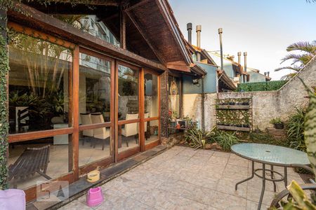 Casa de condomínio à venda com 300m², 6 quartos e 2 vagas Casa de condomínio à venda com 300m², 6 quartos e 2 vagasQuintal