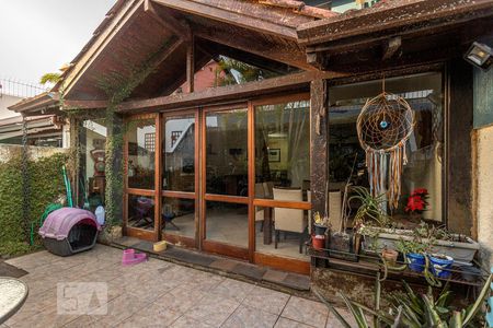 Casa de condomínio à venda com 300m², 6 quartos e 2 vagas Casa de condomínio à venda com 300m², 6 quartos e 2 vagasQuintal