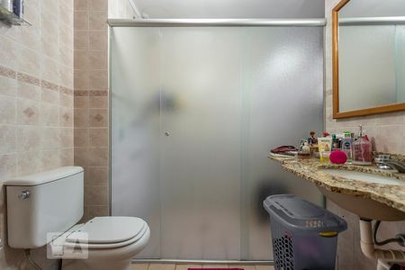 Casa de condomínio à venda com 300m², 6 quartos e 2 vagas Casa de condomínio à venda com 300m², 6 quartos e 2 vagasBanheiro da Suíte