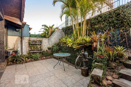 Casa de condomínio à venda com 300m², 6 quartos e 2 vagas Casa de condomínio à venda com 300m², 6 quartos e 2 vagasQuintal