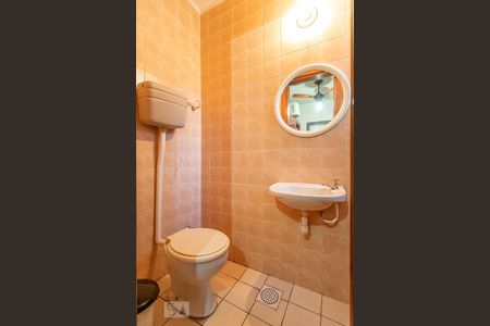 Casa de condomínio à venda com 300m², 6 quartos e 2 vagas Casa de condomínio à venda com 300m², 6 quartos e 2 vagasBanheiro de Serviço