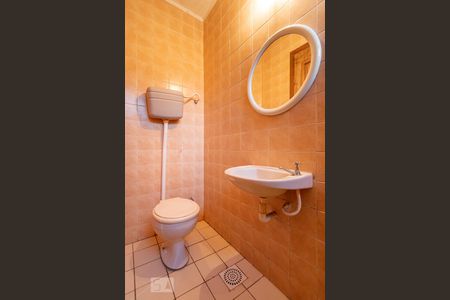 Casa de condomínio à venda com 300m², 6 quartos e 2 vagas Casa de condomínio à venda com 300m², 6 quartos e 2 vagasBanheiro de Serviço