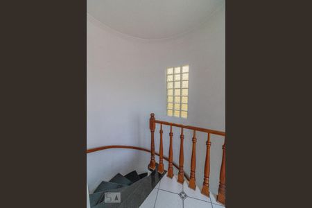 Casa para alugar com 300m², 4 quartos e 6 vagasEscada