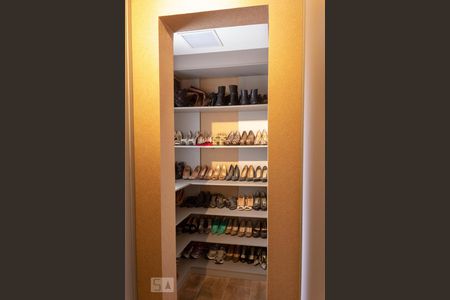 Apartamento à venda com 150m², 2 quartos e 3 vagasQuarto 2 - clouset