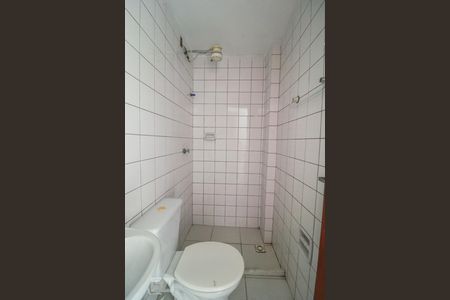 Banheiro de kitnet/studio para alugar com 1 quarto, 35m² em Curicica, Rio de Janeiro