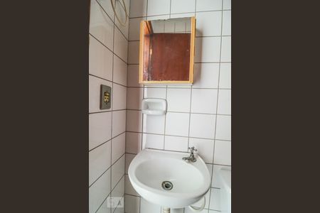 Banheiro de kitnet/studio para alugar com 1 quarto, 35m² em Curicica, Rio de Janeiro