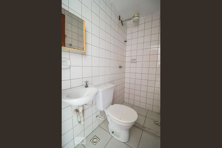Banheiro de kitnet/studio para alugar com 1 quarto, 35m² em Curicica, Rio de Janeiro