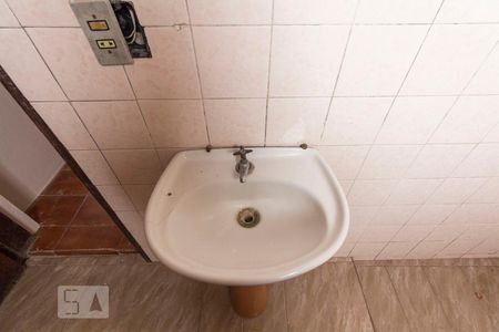 Casa para alugar com 75m², 2 quartos e sem vagaBanheiro da Edícula