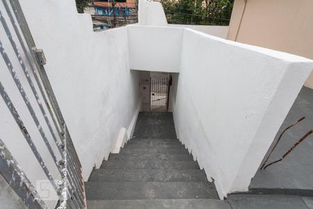 Casa para alugar com 75m², 2 quartos e sem vagaEscada de entrada