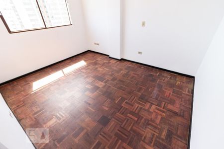 Quarto 2 de apartamento para alugar com 2 quartos, 50m² em Rebouças, Curitiba