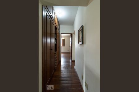 Casa à venda com 344m², 4 quartos e 3 vagas Casa à venda com 344m², 4 quartos e 3 vagasCorredor