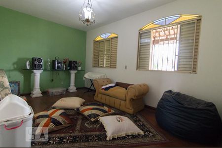 Casa à venda com 344m², 4 quartos e 3 vagas Casa à venda com 344m², 4 quartos e 3 vagasSala de Estar