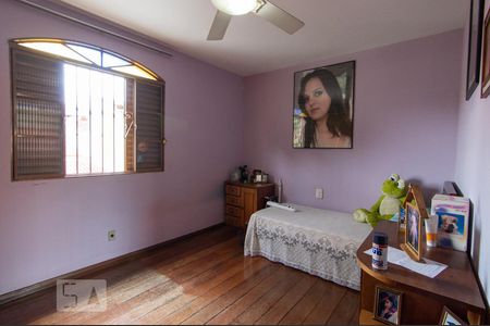 Casa à venda com 344m², 4 quartos e 3 vagas Casa à venda com 344m², 4 quartos e 3 vagasQuarto 4