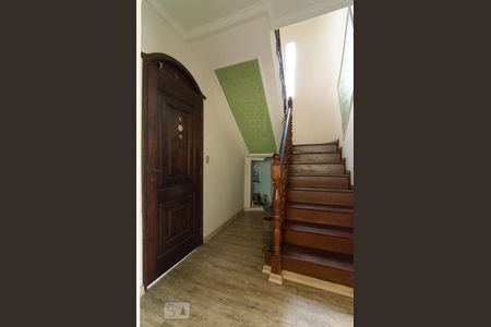 Casa à venda com 344m², 4 quartos e 3 vagas Casa à venda com 344m², 4 quartos e 3 vagasEscada