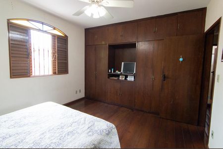 Casa à venda com 344m², 4 quartos e 3 vagas Casa à venda com 344m², 4 quartos e 3 vagasQuarto 3 - Suíte