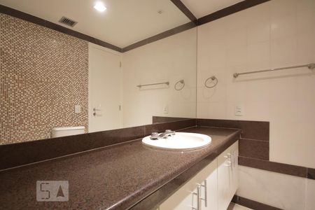 Apartamento para alugar com 315m², 4 quartos e 4 vagasBanheiro da Suíte