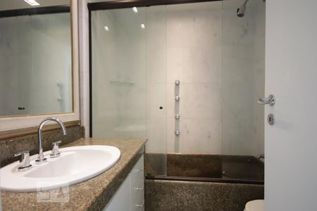 Apartamento para alugar com 315m², 4 quartos e 4 vagasBanheiro