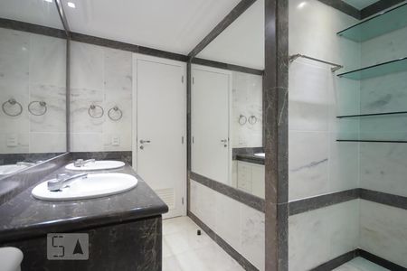 Apartamento para alugar com 315m², 4 quartos e 4 vagasBanheiro da Suíte 2