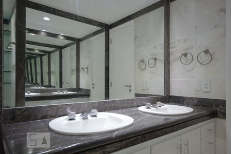 Apartamento para alugar com 315m², 4 quartos e 4 vagasBanheiro da Suíte 2