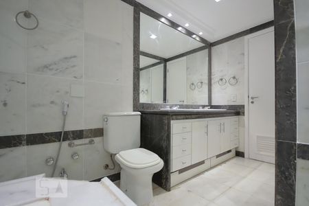 Apartamento para alugar com 315m², 4 quartos e 4 vagasBanheiro da Suíte 2