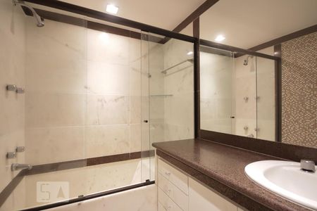 Apartamento para alugar com 315m², 4 quartos e 4 vagasBanheiro da Suíte