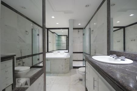 Apartamento para alugar com 315m², 4 quartos e 4 vagasBanheiro da Suíte 2