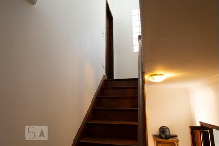 Casa para alugar com 130m², 3 quartos e 2 vagas Casa para alugar com 130m², 3 quartos e 2 vagasEscada