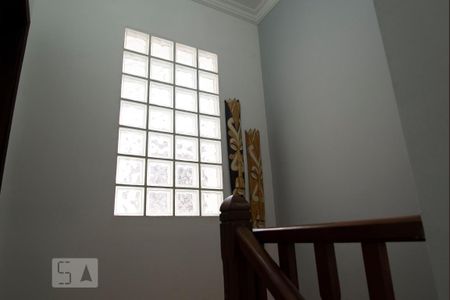 Casa para alugar com 130m², 3 quartos e 2 vagas Casa para alugar com 130m², 3 quartos e 2 vagasEscada