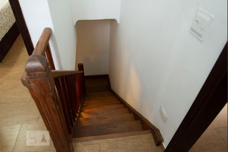 Casa para alugar com 130m², 3 quartos e 2 vagas Casa para alugar com 130m², 3 quartos e 2 vagasEscada