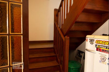 Casa para alugar com 130m², 3 quartos e 2 vagas Casa para alugar com 130m², 3 quartos e 2 vagasEscada