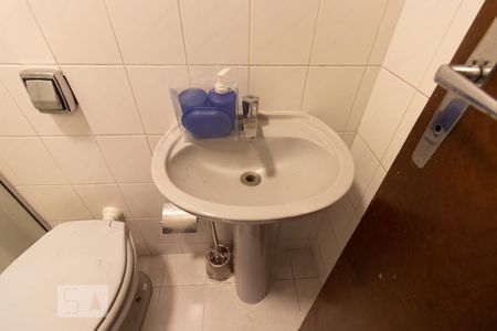 Banheiro de kitnet/studio para alugar com 1 quarto, 27m² em Batel, Curitiba