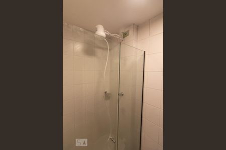 Banheiro de kitnet/studio para alugar com 1 quarto, 27m² em Batel, Curitiba