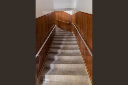 Apartamento para alugar com 45m², 2 quartos e sem vaga Apartamento para alugar com 45m², 2 quartos e sem vagaEscada