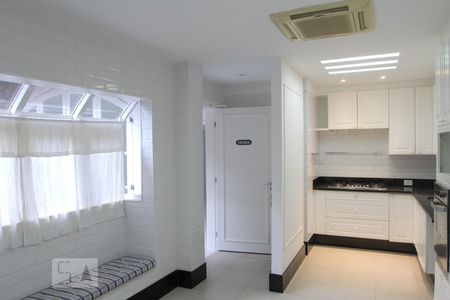 Casa à venda com 400m², 4 quartos e 2 vagas Casa à venda com 400m², 4 quartos e 2 vagasCozinha