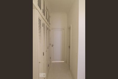 Casa à venda com 400m², 4 quartos e 2 vagas Casa à venda com 400m², 4 quartos e 2 vagasCorredor