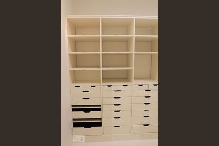 Casa à venda com 400m², 4 quartos e 2 vagas Casa à venda com 400m², 4 quartos e 2 vagasCloset do Quarto 3 - Suíte