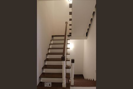 Casa à venda com 400m², 4 quartos e 2 vagas Casa à venda com 400m², 4 quartos e 2 vagasEscada