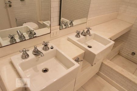 Casa à venda com 400m², 4 quartos e 2 vagas Casa à venda com 400m², 4 quartos e 2 vagasBanheiro Social