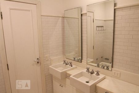 Casa à venda com 400m², 4 quartos e 2 vagas Casa à venda com 400m², 4 quartos e 2 vagasBanheiro Social