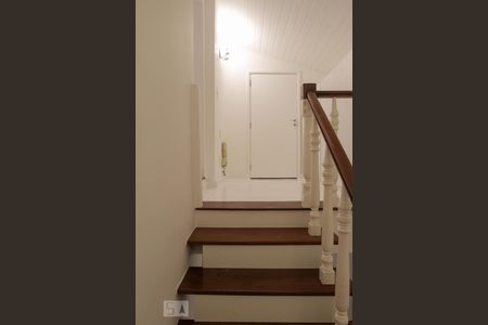 Casa à venda com 400m², 4 quartos e 2 vagas Casa à venda com 400m², 4 quartos e 2 vagasEscada