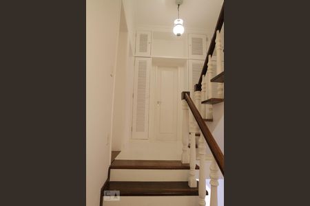 Casa à venda com 400m², 4 quartos e 2 vagas Casa à venda com 400m², 4 quartos e 2 vagasEscada