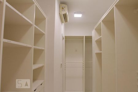 Casa à venda com 400m², 4 quartos e 2 vagas Casa à venda com 400m², 4 quartos e 2 vagasCloset do Quarto 3 - Suíte