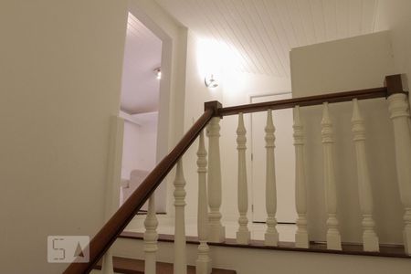 Casa à venda com 400m², 4 quartos e 2 vagas Casa à venda com 400m², 4 quartos e 2 vagasEscada