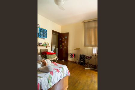 Casa à venda com 600m², 4 quartos e 4 vagas Casa à venda com 600m², 4 quartos e 4 vagasquarto 2
