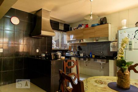 Casa à venda com 600m², 4 quartos e 4 vagas Casa à venda com 600m², 4 quartos e 4 vagascozinha