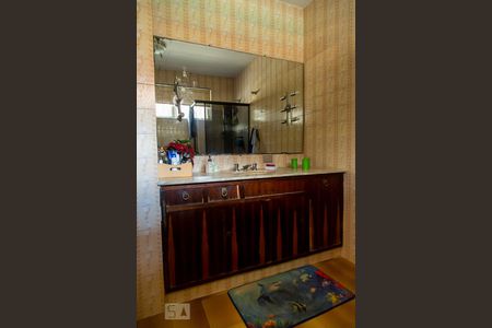 Casa à venda com 600m², 4 quartos e 4 vagas Casa à venda com 600m², 4 quartos e 4 vagasbanheiro