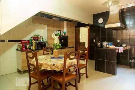 Casa à venda com 600m², 4 quartos e 4 vagas Casa à venda com 600m², 4 quartos e 4 vagascozinha