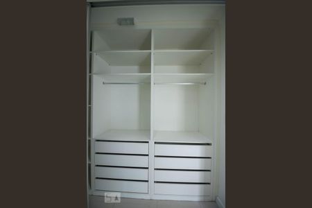 Casa para alugar com 119m², 2 quartos e 2 vagas Casa para alugar com 119m², 2 quartos e 2 vagasCloset da Suite 1