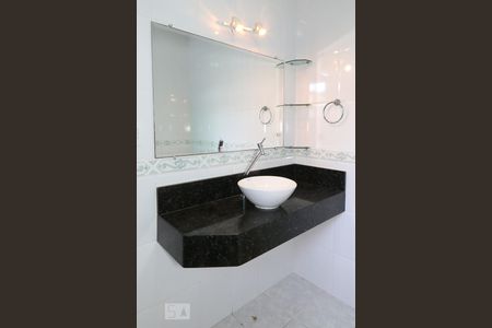 Banheiro da suíte de casa para alugar com 3 quartos, 135m² em Vila Santa Terezinha (zona Norte), São Paulo